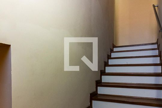 Escada de casa para alugar com 4 quartos, 380m² em Água Fria, São Paulo