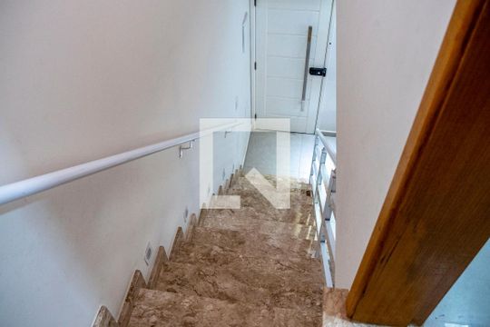 Escada de apartamento para alugar com 3 quartos, 170m² em Utinga, Santo André