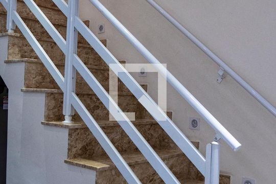 Escada de apartamento para alugar com 3 quartos, 170m² em Utinga, Santo André
