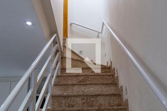Escada de apartamento para alugar com 3 quartos, 170m² em Utinga, Santo André