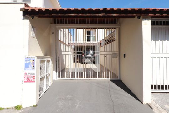 Fachada de casa à venda com 3 quartos, 239m² em Vila Granada, São Paulo