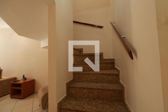 Escada de casa à venda com 3 quartos, 239m² em Vila Granada, São Paulo