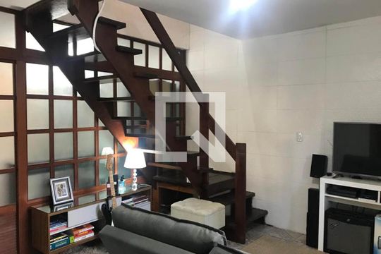 Sala de casa de condomínio à venda com 2 quartos, 89m² em Glória, Porto Alegre