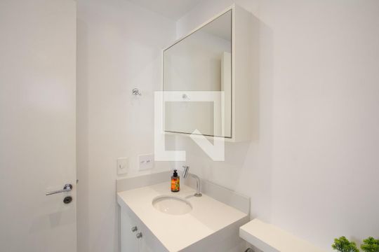 Banheiro de kitnet/studio à venda com 1 quarto, 32m² em Indianópolis, São Paulo