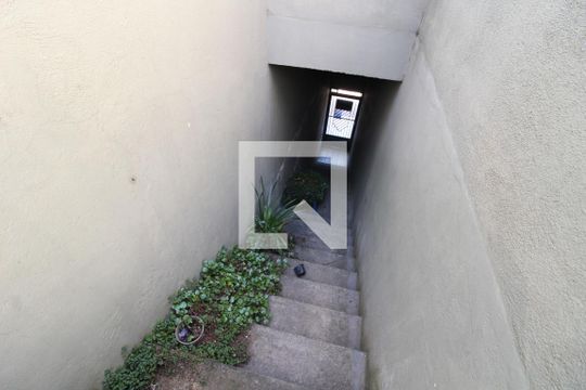 Escada de apartamento para alugar com 1 quarto, 25m² em Jardim Egle, São Paulo