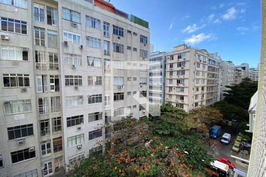 Vista Sala de apartamento à venda com 3 quartos, 156m² em Copacabana, Rio de Janeiro