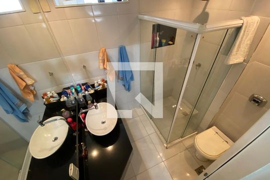 Banheiro social de apartamento à venda com 3 quartos, 156m² em Copacabana, Rio de Janeiro