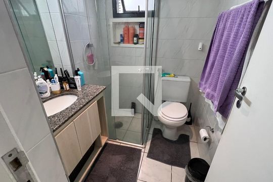 Banheiro de apartamento para alugar com 2 quartos, 48m² em Pinheiros, São Paulo
