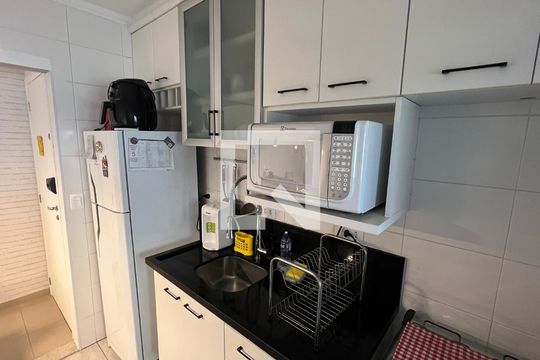 Cozinha de apartamento para alugar com 2 quartos, 48m² em Pinheiros, São Paulo