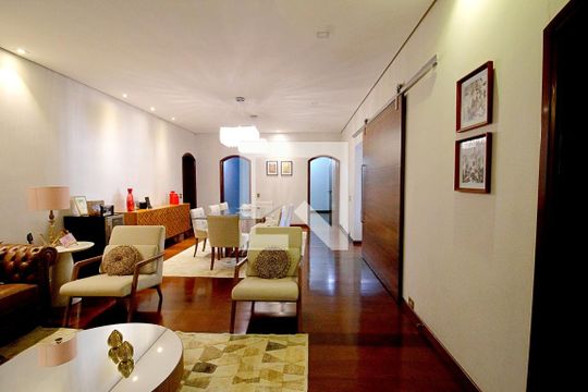 Casa para alugar com 4 quartos, 450m² em Jardim Lar Sao Paulo, São Paulo