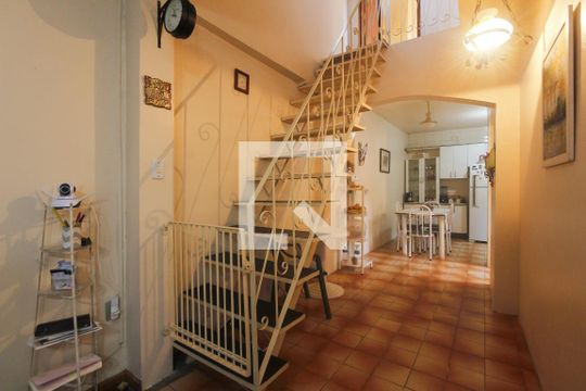 Escadas de casa à venda com 3 quartos, 138m² em Jardim Carvalho, Porto Alegre