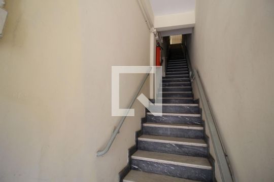 Escada de apartamento para alugar com 2 quartos, 100m² em Centro, Sorocaba