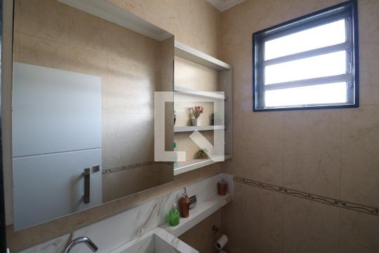 Banheiro 1 de casa para alugar com 2 quartos, 200m² em Vila Cavaton, São Paulo