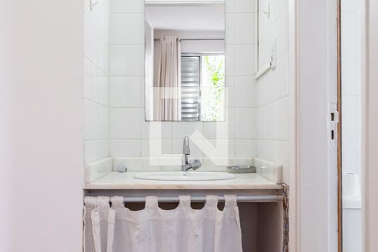 Banheiro de apartamento à venda com 2 quartos, 49m² em Alto de Pinheiros, São Paulo