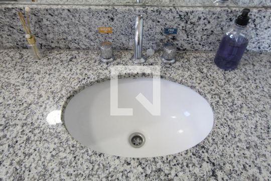 Banheiro de apartamento para alugar com 1 quarto, 52m² em Jacarepaguá, Rio de Janeiro