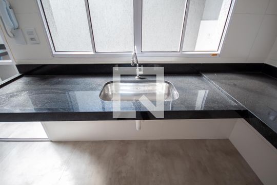 Sala/Cozinha de casa de condomínio à venda com 2 quartos, 67m² em Jaguaribe, Osasco
