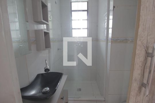 Banheiro de apartamento à venda com 2 quartos, 50m² em Rubem Berta, Porto Alegre