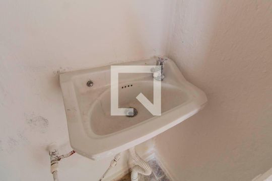 Banheiro de casa para alugar com 1 quarto, 48m² em Jardim Santa Maria, São Paulo