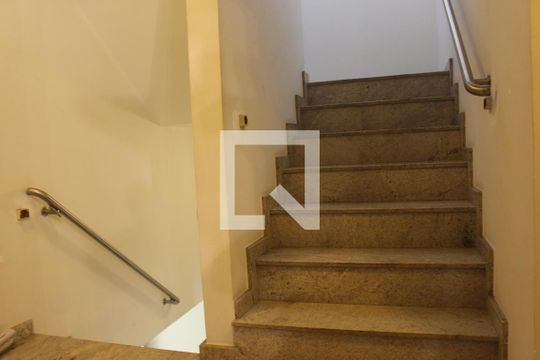 Escadas Piso 1 - Acesso ao piso 2 de casa de condomínio para alugar com 5 quartos, 290m² em Brooklin Paulista, São Paulo
