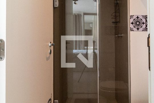 Banheiro de kitnet/studio para alugar com 1 quarto, 31m² em Pompeia, São Paulo