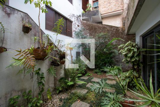 Quintal dos Fundos de casa à venda com 4 quartos, 261m² em Vila Madalena, São Paulo