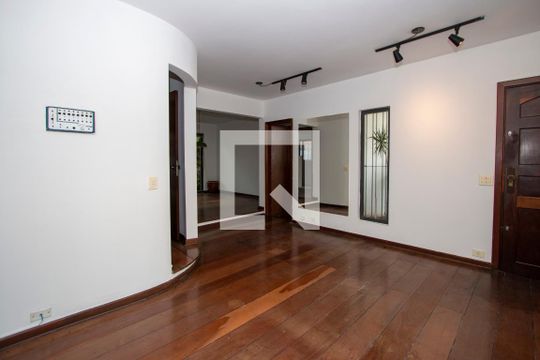 Sala de casa à venda com 4 quartos, 261m² em Vila Madalena, São Paulo