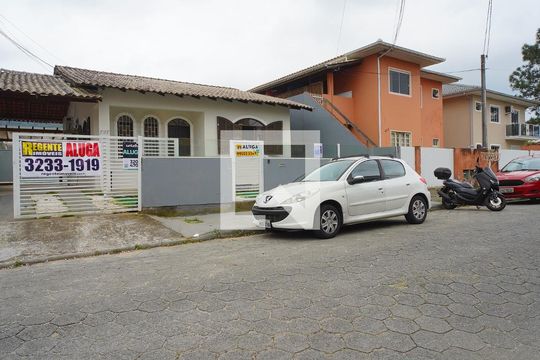 Fachada de casa para alugar com 3 quartos, 130m² em Campeche, Florianópolis