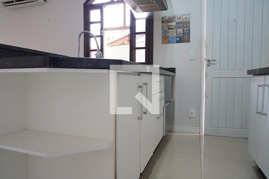 Cozinha de casa para alugar com 3 quartos, 130m² em Campeche, Florianópolis