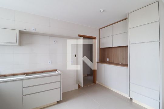 Cozinha de apartamento para alugar com 3 quartos, 137m² em Jardim Karaíba, Uberlândia