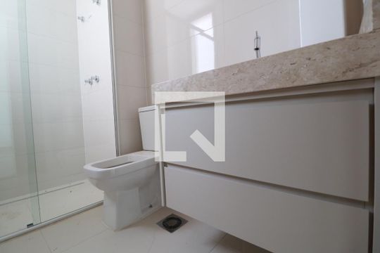 Banheiro da Suíte 1 de apartamento para alugar com 3 quartos, 137m² em Jardim Karaíba, Uberlândia