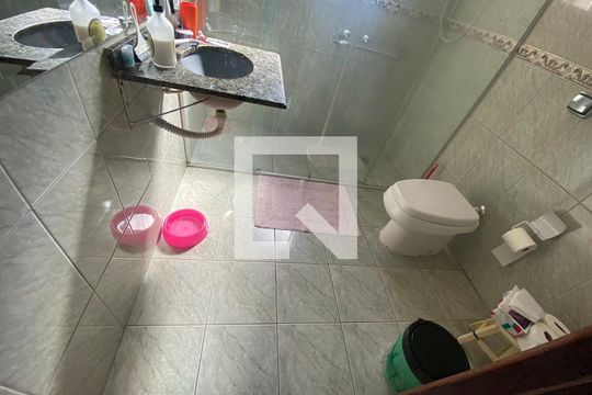 Banheiro de casa para alugar com 2 quartos, 100m² em Vila Buenos Aires, São Paulo