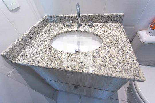 Banheiro social de apartamento para alugar com 2 quartos, 55m² em Independência, São Bernardo do Campo