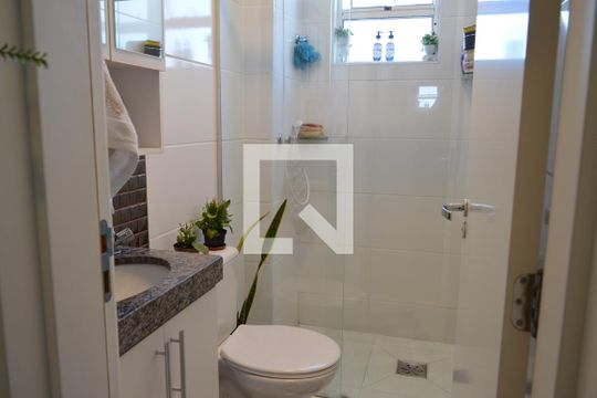 Banheiro de apartamento à venda com 2 quartos, 63m² em Alvorada, Contagem