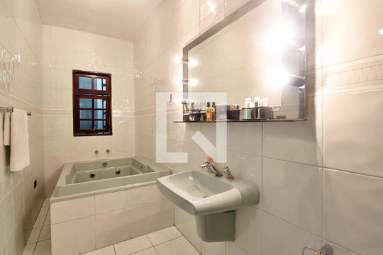 Banheiro do Quarto 1 - Suíte de casa à venda com 3 quartos, 235m² em Jardim Santo Alberto, Santo André
