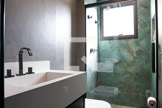 Banheiro de apartamento à venda com 1 quarto, 180m² em Vila Suzana, São Paulo