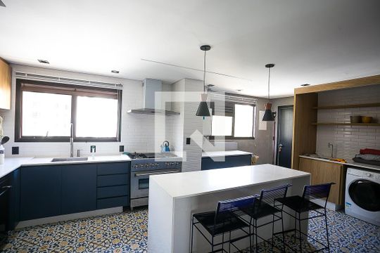 cozinha de apartamento à venda com 1 quarto, 180m² em Vila Suzana, São Paulo