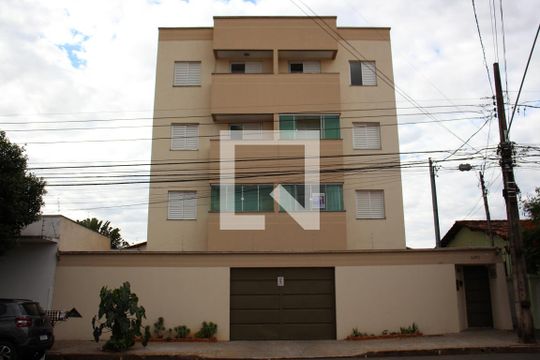 Apartamento para alugar com 2 quartos, 45m² em Santa Mônica, Uberlândia