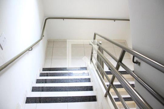 Escada de apartamento para alugar com 2 quartos, 45m² em Santa Mônica, Uberlândia