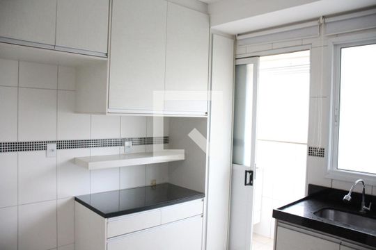 Cozinha de apartamento para alugar com 2 quartos, 45m² em Santa Mônica, Uberlândia