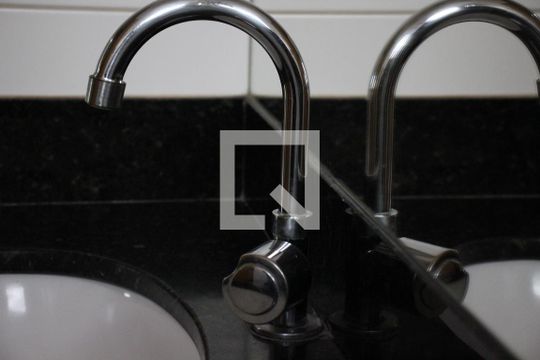 Banheiro de apartamento para alugar com 2 quartos, 45m² em Santa Mônica, Uberlândia