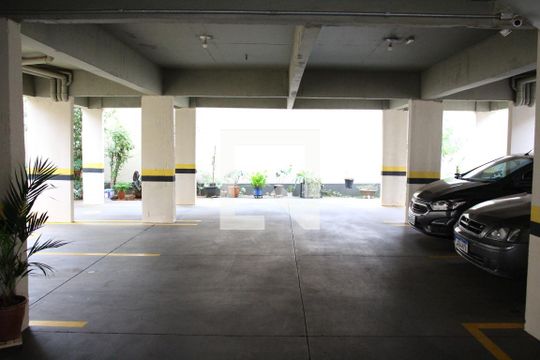 Garagem de apartamento para alugar com 2 quartos, 45m² em Santa Mônica, Uberlândia