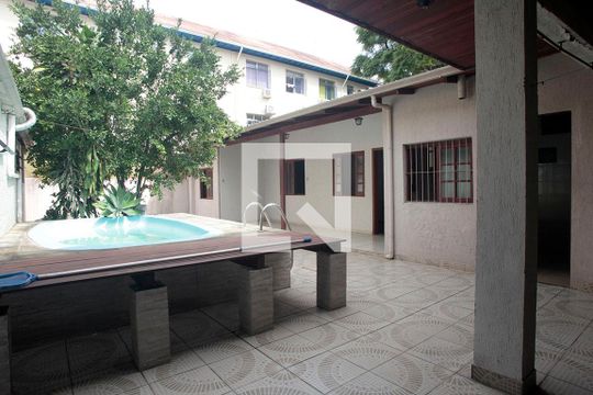 Pátio de casa à venda com 3 quartos, 100m² em Rio Branco, Porto Alegre