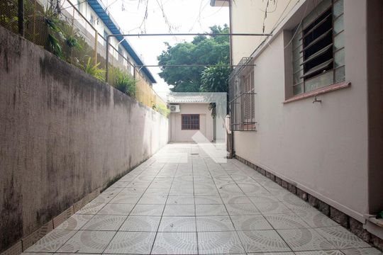 Garagem (04 vagas) de casa à venda com 3 quartos, 100m² em Rio Branco, Porto Alegre
