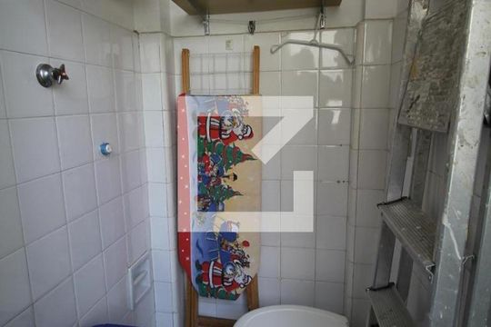 Banheiro de serviço de apartamento para alugar com 2 quartos, 80m² em Aclimação, São Paulo