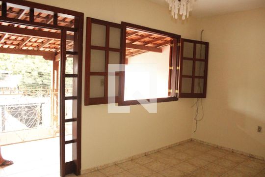 Casa para alugar com 3 quartos, 190m² em Petrolândia, Contagem