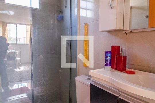 Banheiro de apartamento para alugar com 2 quartos, 50m² em Jardim Vitória, Vespasiano