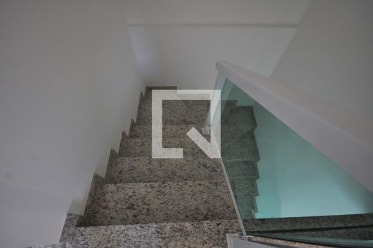 Escada de casa à venda com 3 quartos, 352m² em Vila Maria Alta, São Paulo