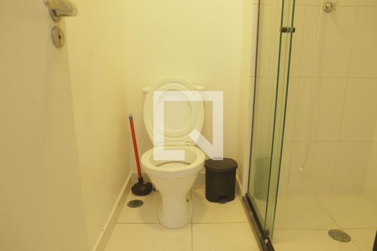 Banheiro de kitnet/studio para alugar com 1 quarto, 28m² em Mirandópolis, São Paulo