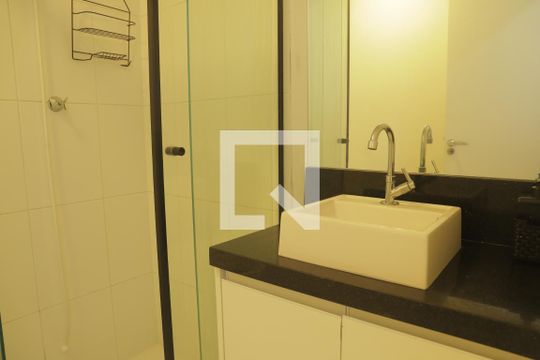 Banheiro de kitnet/studio para alugar com 1 quarto, 28m² em Mirandópolis, São Paulo