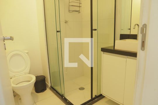 Banheiro de kitnet/studio para alugar com 1 quarto, 28m² em Mirandópolis, São Paulo